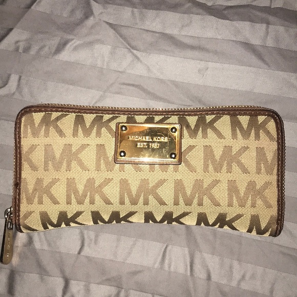 Tan and brown Michael Kors full zip wallet - Picture 1 of 3